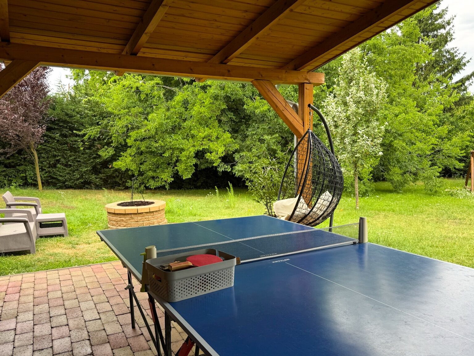 Pingpong a fedett kerti teraszon